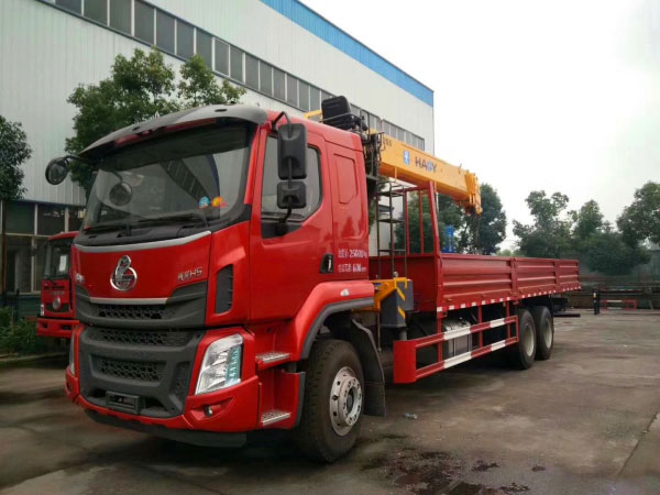 東風柳汽后八輪隨車吊14噸