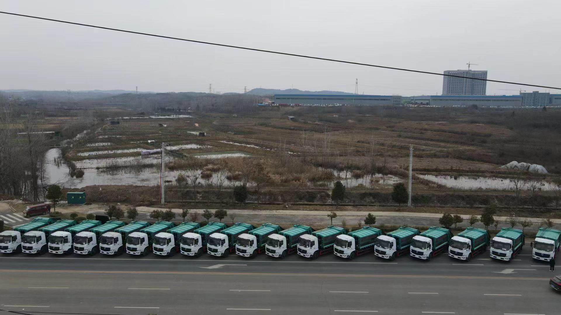 砥礪前行，程力集團二十二臺東風12噸壓縮垃圾車批量發車