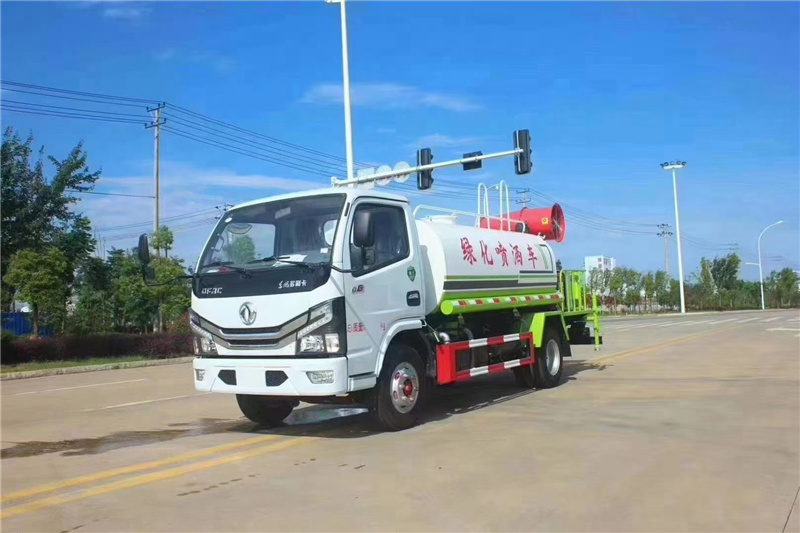 國六5噸霧炮車工地噴霧降塵，廣告牌清洗和公路綠化帶的澆灌、噴藥滅蟲作業一車多用