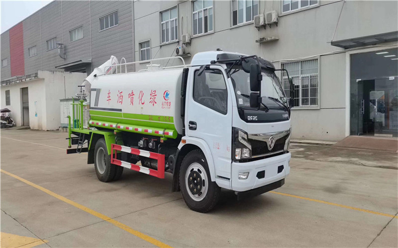 東風D9國六綠化噴灑車射程遠、霧粒細小、覆蓋面積大