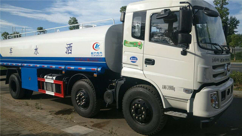 東風D6多利卡5噸灑水車可全方位旋轉，沖洗高大樹木