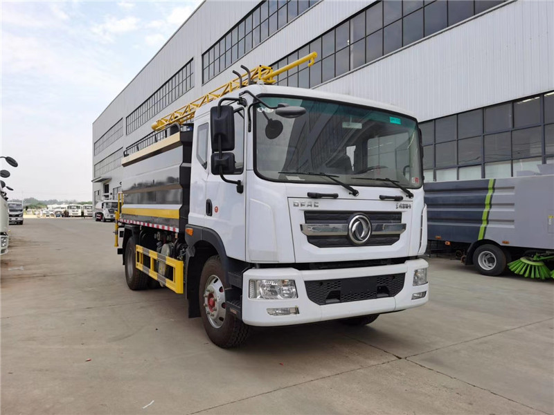 東風多利卡8噸抑塵車工作直徑可覆蓋4個標準足球場