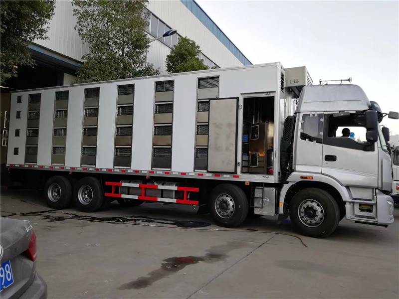 東風天龍散裝飼料運輸車罐體采用特種軸承鏈接，高效穩定破碎率低