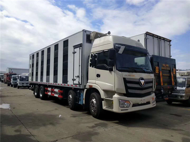 東風天錦散裝飼料車車小巧靈活，轉彎半徑小，卸料速度快