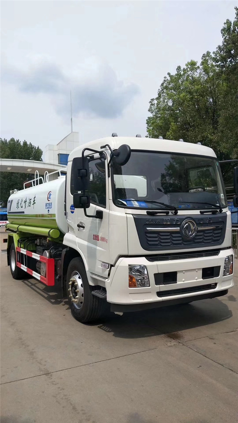 東風多利卡噴灑車帶30米全自動霧炮噴藥機，主要用于綠化帶養(yǎng)護使用