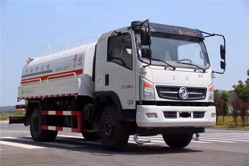 東風天錦灑水車用于城市道路、大型廠區,園林等單位清潔路面