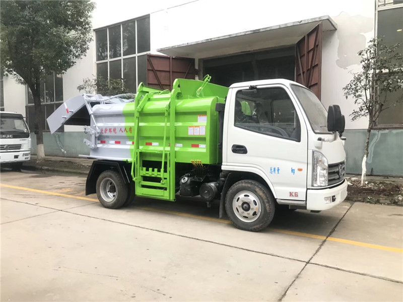 東風(fēng)多利卡D7國(guó)六壓縮式垃圾車車身小巧靈活，上料速度快