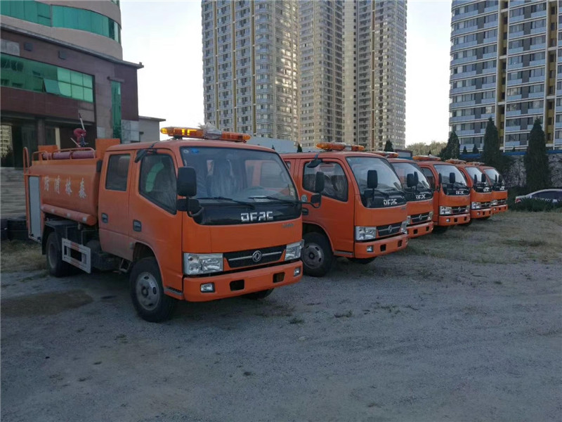  東風5噸消防灑水車采用國標Q235B型碳鋼板制造，適合撲救一般性火災