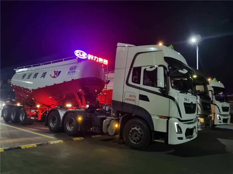 東風天錦油罐車高端品質，嚴格按照公告參數生產，不超重