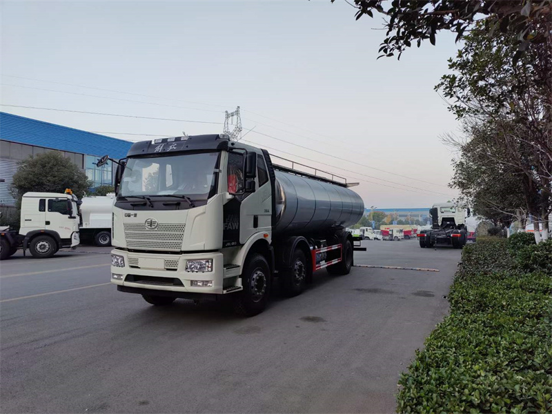 解放J6小三軸奶運車即將上市