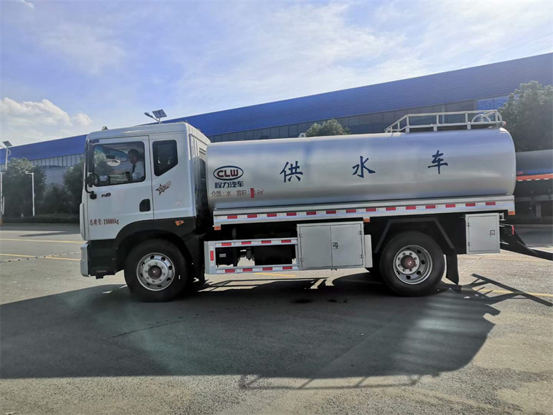 專業(yè)生產(chǎn)不銹鋼運(yùn)水車(chē)、供水車(chē)、奶罐車(chē)等