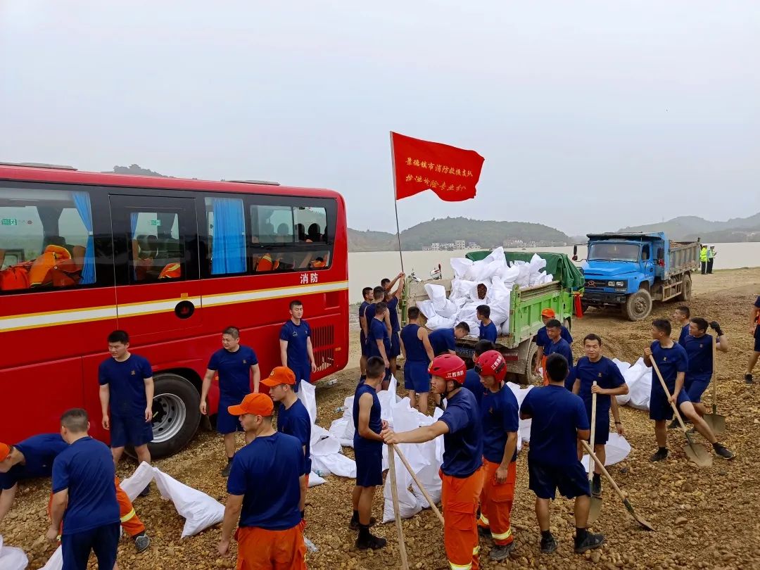 惡劣天氣垃圾清運車、吸污車、搶險救援車來幫忙