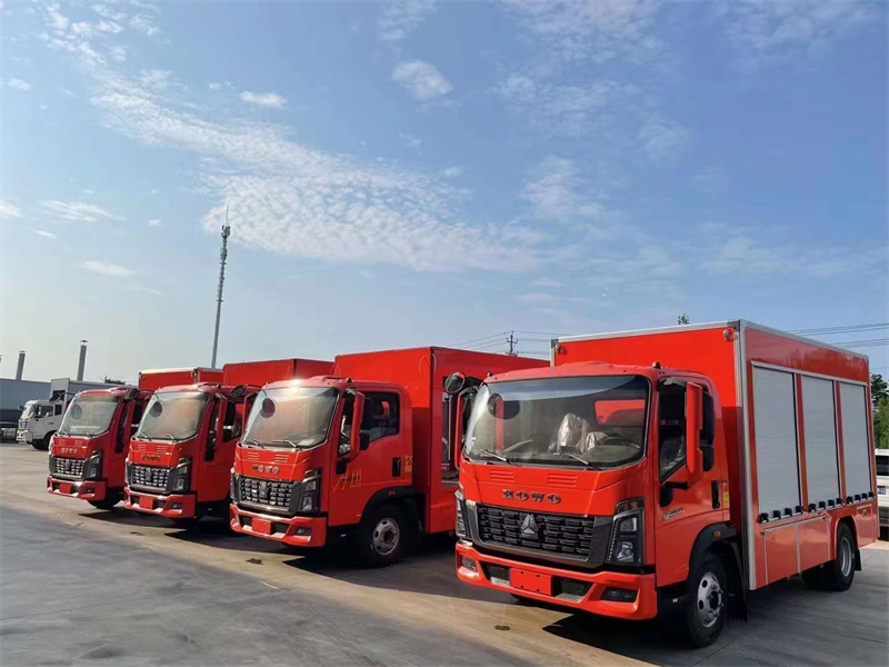 重汽豪沃藍牌消防應(yīng)急裝備車