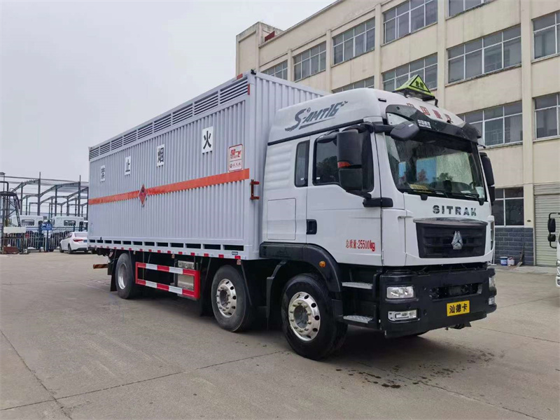重汽汕德卡6×2易燃氣體廂式運輸車